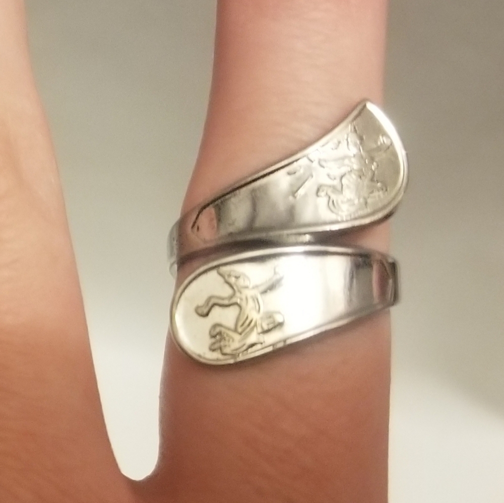 Vtg silvertone Asian-themed bypass ring - Picture 4 of 14